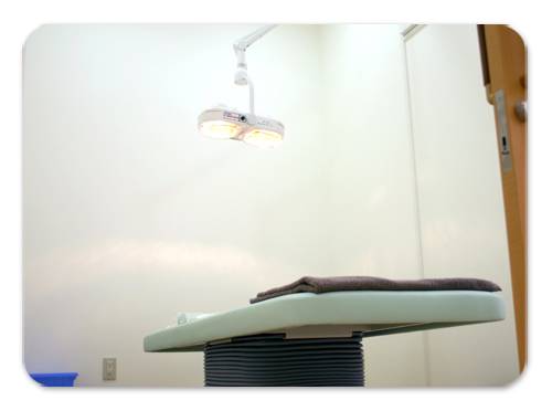 神戸市中央区の加茂皮膚科の診察室画像06